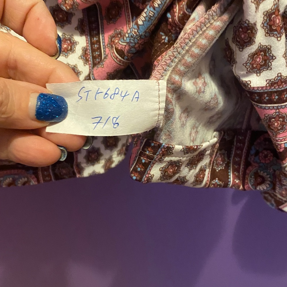 Multicolor Patterned V-Neck Blouse - Picture 8 of 9